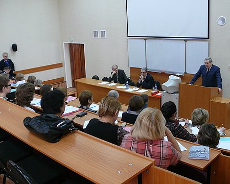 Полномочный представитель считает, что объемы бюджетного финансирования сферы образования должны быть больше