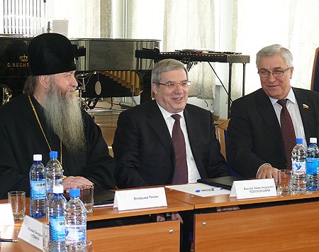 Виктор Толоконский убежден, что музыкальной школе необходим особый статус (слева - владыка Тихон, справа - председатель попечительского совета, член Совета Федерации РФ Виктор Косоуров)