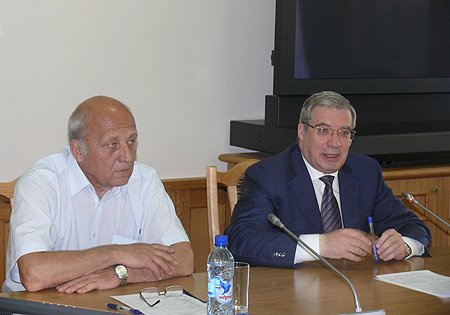 Полномочный представитель Президента РФ в СФО Виктор Толоконский и председатель Совета ректоров вузов Новосибирской области, ректор Новосибирского государственного технического университета Николай Пустовой