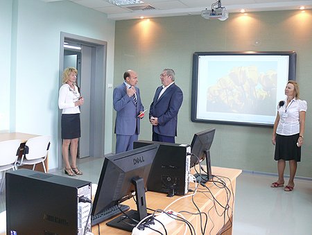 В ходе осмотра нового учебно-лабораторного корпуса НГУЭиУ