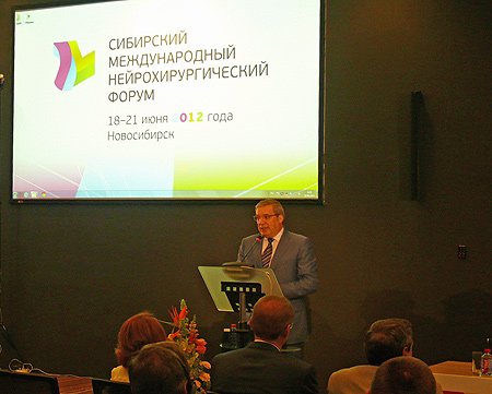 Виктор Толоконский уверен: насыщенная программа форума и активное общение специалистов будут способствовать масштабному развитию нейрохирургии