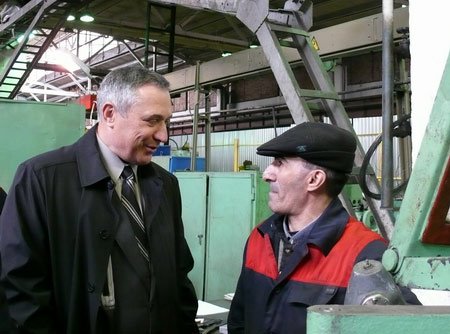Условия труда и быта - об этом полномочный представитель Анатолий Квашнин говорил с рабочими "Сибтекстильмаш" в ходе посещения завода