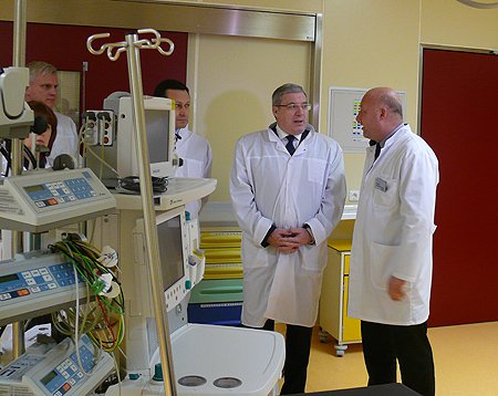 Реанимационный блок Федерального центра сердечно-сосудистой хирургии (справа - главный врач Валерий Сакович)