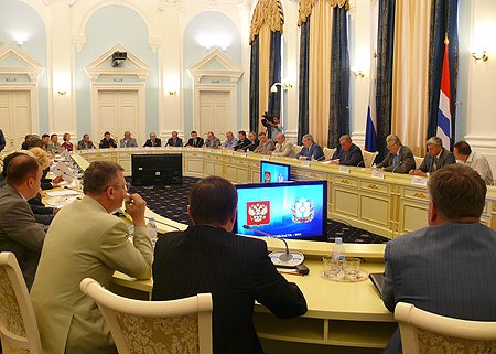 В совещании приняли участие представители органов исполнительной власти региона, депутаты Заксобрания и руководители территориальных органов федеральных министерств и ведомств