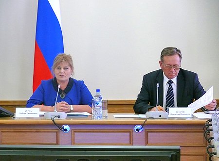Заместители полномочного представителя Президента РФ в Сибирском федеральном округе Любовь Бурда и Владимир Псарев