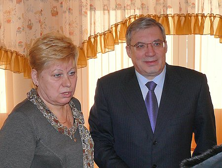 Полномочный представитель Президента Российской Федерации в Сибирском федеральном округе Виктор Толоконский и заведующая детским садом № 432 Татьяна Терентьева