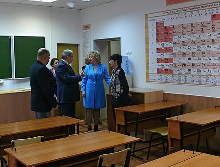 Полномочный представитель осмотрел учебные классы и лаборатории лицея