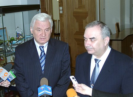 На фото: заместитель полномочного представителя Президента Российской Федерации в Сибирском федеральном округе Вадим Гончаров, заместитель Министра юстиции РФ Владимир Зубрин