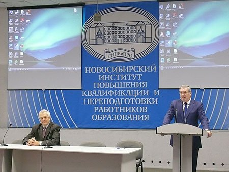 За нарушения должен отвечать не только директор школы, они могут быть следствием погрешности в бюджете, некачественной работы органов управления образованием, и нести ответственность за это должен также руководитель муниципалитета, отрасли, региона - полпред