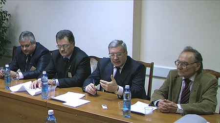 На фото: Генеральный секретарь Российского научного медицинского общества терапевтов (РНМОТ) Андрей Спасский;  директор НИИ терапии СО РАМН, чл.-корр. РАМН Михаил Воевода; полномочный представитель Президента Российской Федерации в Сибирском федеральном округе Виктор Толоконский; почетный вице-президент РНМОТ, академик РАМН Юрий Никитин