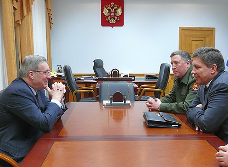 Полномочный представитель Президента Российской Федерации в Сибирском федеральном округе Виктор Толоконский, первый заместитель министра обороны РФ Владимир Поповкин, командующий войсками Центрального военного округа генерал-лейтенант Владимир Чиркин