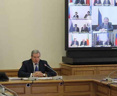 Полномочный представитель провел окружное совещание в режиме видеоконференции по вопросам реализации Концепции снижения административных барьеров и повышения доступности государственных и муниципальных услуг на 2011-2013 гг.