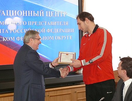 Виктор Толоконский вручил благодарственные письма полномочного представителя Президента РФ в СФО