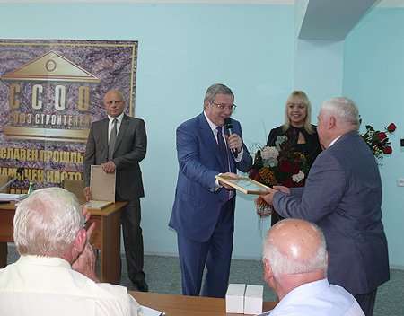 Виктор Толоконский вручил благодарственные письма полномочного представителя Президента РФ в СФО