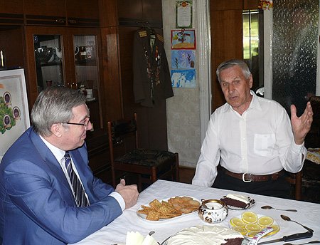 Полномочный представитель побывал в гостях у семьи Сенашовых, глава которой - Иван Михайлович - заслуженный работник социального обеспечения РСФСР, участник Великой Отечественной войны