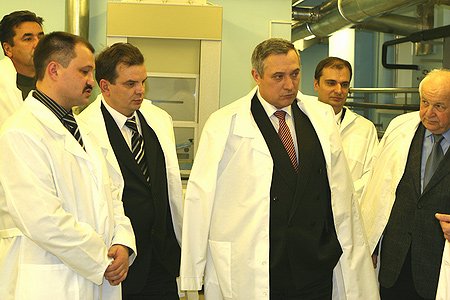 На переднем плане слева направо - члены Совета директоров Сибирского центра фармакологии и биотехнологии Андрей Бекарев, Андрей Артамонов, Анатолий Квашнин и Геннадий Кулипанов, заместитель председателя СО РАН