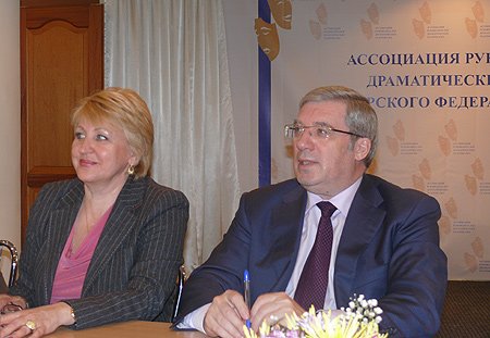 Полномочный представитель Президента РФ в СФО Виктор Толоконский и председатель Ассоциации руководителей драматических театров Сибири Татьяна Людмилина