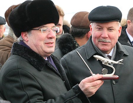 Полномочный представитель Президента РФ в СФО Виктор Толоконский и губернатор Иркутской области Дмитрий Мезенцев на открытии взлетно-посадочной полосы ОАО «Международный аэропорт Иркутск» после завершения первого этапа реконструкции