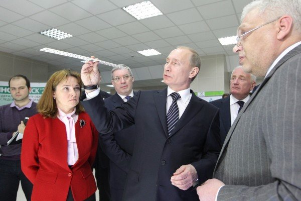 В ходе осмотра выставки резидентов ОЭЗ технико-внедренческого типа
(Фото Олега Прасолова, «Российская газета»)
