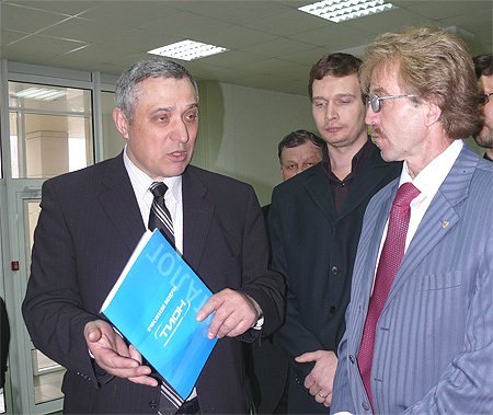 На фото: полномочный представитель Президента РФ в Сибирском федеральном округе Анатолий Квашнин, директор управляющей компании бизнес-инкубатора Никита Фёдоров, глава Кольцово Николай Красников