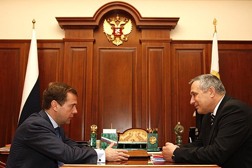Встреча Президента России Дмитрия Медведева и полномочного представителя Президента РФ в Сибирском федеральном округе Анатолия Квашнина 23 июня 2008 года (фото www.kremlin.ru)