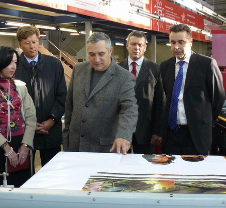Анатолий Квашнин знакомится с продукцией компании «Сан»