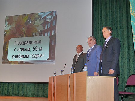 Встреча с трудовым коллективом Новосибирского государственного технического    университета (на фото слева - ректор НГТУ Николай Пустовой)