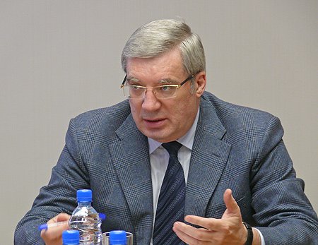 Полномочный представитель согласился с мнением специалистов о том, что необходимы структурные изменения в управлении сферой жилищного строительства