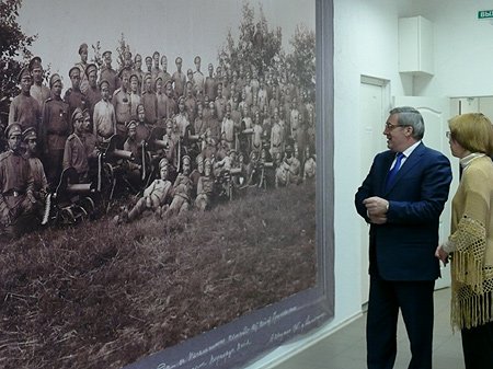 Увеличенная фотография 1915 года в Музее города Новосибирска