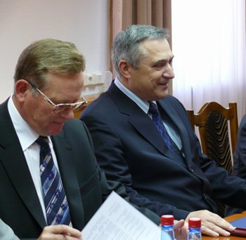 Полномочный представитель Президента РФ в Сибирском федеральном округе Анатолий Квашнин уверен в перспективах сотрудничества сибирских и корейских предпринимателей (слева - заместитель полномочного представителя Владимир Псарев)