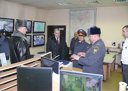 Виктор Толоконский ознакомился с работой дежурной части городского УВД (справа - начальник ГУ МВД России по Новосибирской области генерал-лейтенант полиции Сергей Глушков)