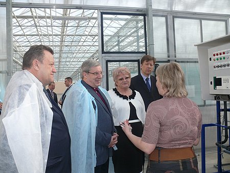Специалисты тепличного комплекса рассказали о современных технологиях выращивания овощей и зелени, которые используются на предприятии