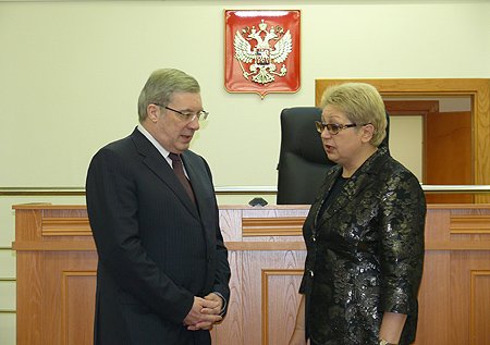 Полномочный представитель Президента Российской Федерации в Сибирском федеральном округе Виктор Толоконский и председатель Арбитражного суда Новосибирской области Ольга Герасимова