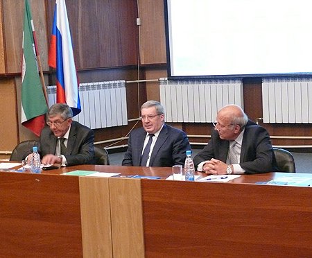 Полномочный представитель принял участие в заседании Новосибирской ассоциации лицеев и гимназий (на фото справа от полпреда - президент ассоциации, ректор НГТУ Николай Пустовой, слева - вице-президент ассоциации, директор МАОУ «Лицей №9» Георгий Филимонов)