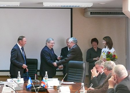Виктор Толоконский вручил ученым Иркутского научного центра ключи от квартир в новом доме