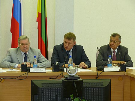 Виктор Толоконский: «Назрела необходимость ускорить процесс развития местного самоуправления» (на фото в центре - Александр Холмогоров, заместитель губернатора Забайкальского края, справа - Председатель Законодательного Собрания края Степан Жиряков)