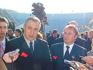 Полномочный представитель Президента Российской Федерации в Сибирском федеральном округе Анатолий Квашнин и член правления, заместитель председателя правления ОАО «РусГидро» Василий Зубакин.
Фото: ИА «Хакасия»