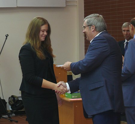 Полпред вручил студенческие билеты первокурсникам Новосибирского государственного университета экономики и управления