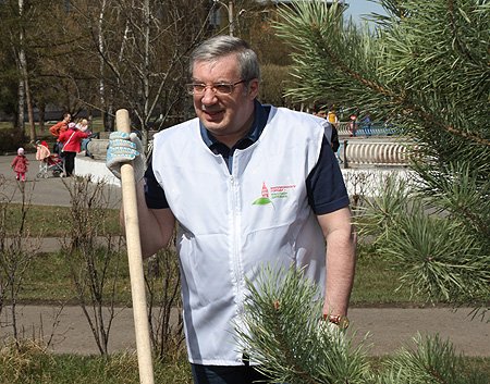 Полномочный представитель принял участие в посадке саженцев в рамках акции «Миллионному городу – миллион деревьев»