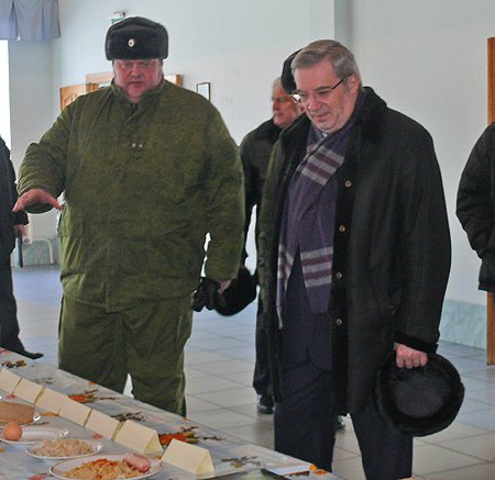 Полномочный представитель осмотрел столовую в военном городке
