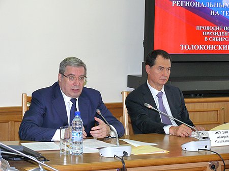 В Новосибирске прошло заседание Окружной рабочей группы по реализации мер, направленных на развитие авиаперевозок на территории Сибири (на фото: полпред Президента РФ в СФО Виктор Толоконский и заместитель министра транспорта РФ Валерий Окулов)