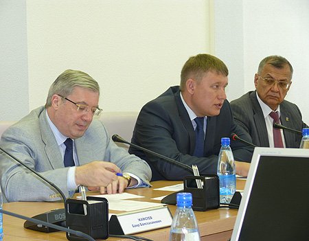 Полномочный представитель на совещании с правительством Забайкальского края обсудил вопросы социально-экономического развития региона (на фото в центре - Александр Холмогоров, заместитель губернатора Забайкальского края, справа - Председатель Законодательного Собрания края Степан Жиряков)
