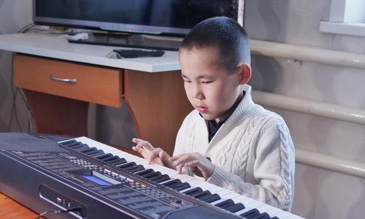 Ойгор из Республики Алтай получил в подарок профессиональное электронное пианино