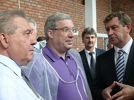 Завод ООО «ЛенОм» по выпуску медицинской ваты из льноволокна открылся в мае 2011 года (слева - губернатор Омской области Леонид Полежаев, справа - президент льноперерабатывающего холдинга ООО «ЛенОм» - Геннадий Смыслов)