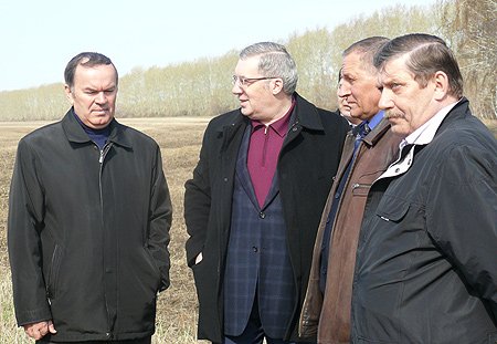 Полномочный представитель Президента РФ в СФО Виктор Толоконский осмотрел сельскохозяйственные поля ОАО 'Племзавод 'Чикский'