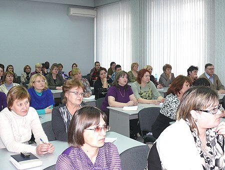 Участники встречи задали полномочному представителю вопросы, касающиеся повышения заработной платы педагогам школ и сотрудникам методических центров, подготовки специалистов для дошкольных учреждений, перспектив развития системы специализированных классов