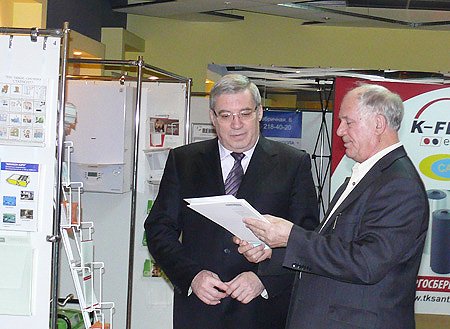 Полномочный представитель ознакомился с экспозицией учебно-демонстрационного комплекса Новосибирского монтажного техникума (на фото справа - руководитель Регионального образовательного центра техникума Михаил Швыдков)