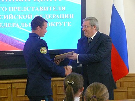 Виктор Толоконский вручил выпускникам благодарственные письма полномочного представителя