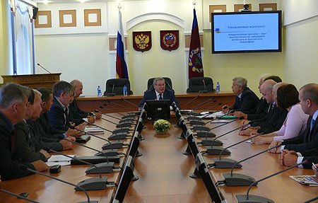 В Барнауле полпред провел встречу с членами Общественной палаты Алтайского края, в ходе которой обсуждались актуальные вопросы развития региона