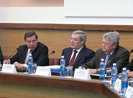 Мэр Новосибирска, председатель Ассоциации сибирских и дальневосточных городов Владимир Городецкий, полномочный представитель Президента РФ в СФО Виктор Толоконский, председатель СО РАН Александр Асеев